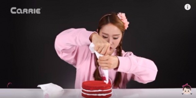 유튜브 1인 방송 채널 '캐리와 장난감 친구들'에서 굿잇츠의 '레드벨벳 케이크 만들기' 상품을 소개하고 있다. / 사진=유튜브 캡쳐
