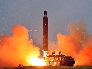 북한, 탄도미사일 4발 동해로 발사…"ICBM 가능성 적어"