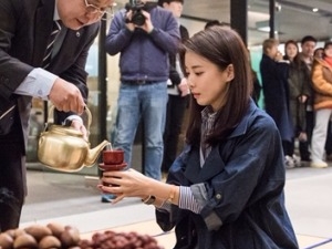 '귓속말' 이보영, '피고인' 지성 대박 기운 이어받을까…고사 지내