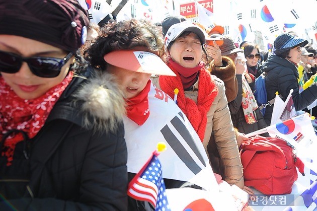 박근혜 대통령 탄핵 심판 선고일인 10일 오전 서울 안국동 안국역 5번출구 앞에서 '대통령 탄핵 기각을 위한 국민총궐기 운동본부(탄기국)' 소속 보수단체 회원들이 탄핵이 인용되자 눈물을 흘리고 있다.  / 변성현 한경닷컴 기자 byun84@hankyung.com