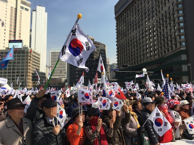 제1차 탄핵무효 국민저항 총궐기 국민대회가 열린 11일 오후 중구 덕수궁 대한문 앞. 사진=박상재 기자