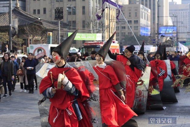 마지막 촛불집회, 축제 분위기…"시국 불공정 때 다시 들겠다"