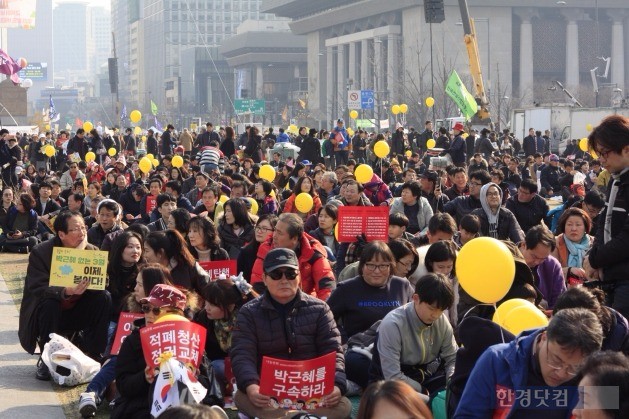 마지막 촛불집회, 축제 분위기…"시국 불공정 때 다시 들겠다"