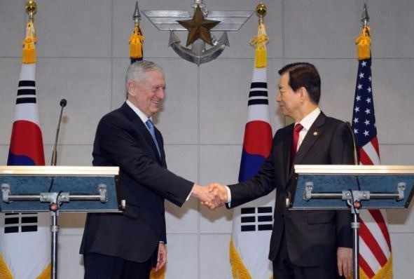 한민구 국방부 장관(오른쪽)과 제임스 매티스 미국 국방장관이 지난 2월3일 서울 국방부 청사에서 열린 한미 국방장관 회담에 앞서 악수를 하고 있다. 사진=국방부