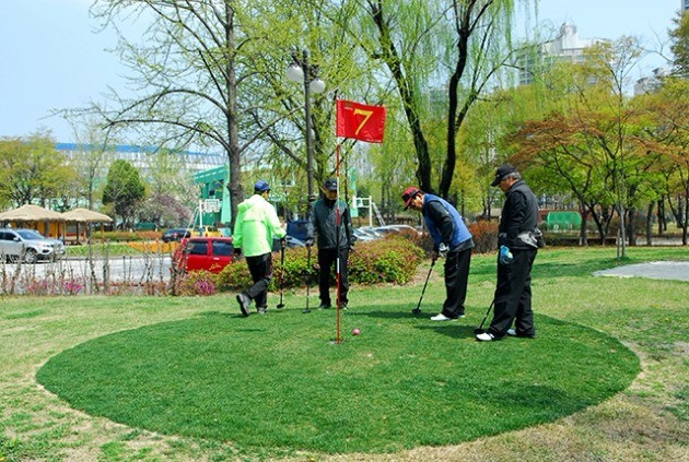 서울 잠실 파크골프장은 잔디 관리를 위해 동절기 휴장한다. 사진 서울시 제공