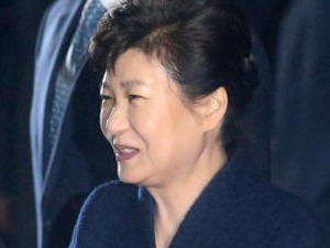 박근혜 전 대통령, 검찰 출석 … 부은 얼굴로 "국민 여러분께 송구" 입장