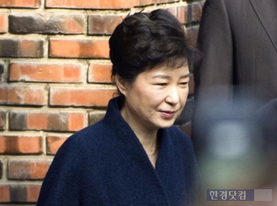 박근혜 전 대통령이 21일 오전 피의자 신분으로 서울 서초구 서울중앙지검에 출석하기 위해 서울 삼성동 자택을 나서고 있다. / 최혁 한경닷컴 기자 chokob@hankyung.com