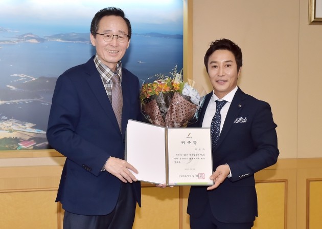 송하진 전북도지사(왼쪽)와 개그맨 김병만이 28일 전북 전주 전북도청에서 열린 '2017 전북 홍보대사 위촉식'에서 기념촬영을 하고 있다./사진=조준원 한경텐아시아 기자 wizard333@tenasia.co.kr