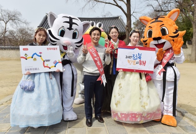 '2017 전북방문의 해'를 맞아 전라북도 홍보대사로 위촉된 개그맨 김병만(왼쪽 두번째)이 28일 전북 전주 한옥마을에서 관광객들과 함께 기념촬영을 하고 있다./사진=조준원 한경텐아시아 기자 wizard333@tenasia.co.kr