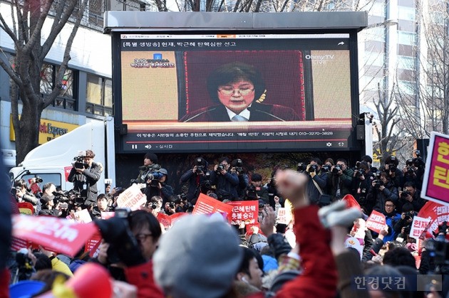 [포토] 탄핵 인용결과에 환호하는 시민들