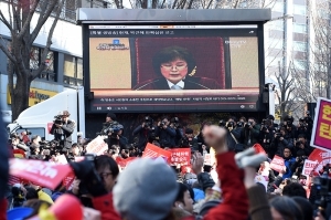  탄핵 인용결과에 환호하는 시민들