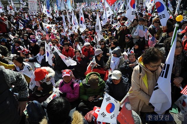 박근혜 대통령 탄핵 심판 선고일인 10일 오전 서울 안국동 안국역 5번출구 앞에서 '대통령 탄핵 기각을 위한 국민총궐기 운동본부(탄기국)' 소속 보수단체 회원들이 탄핵이 인용되자 침통해하고 있다.  / 변성현 한경닷컴 기자 byun84@hankyung.com