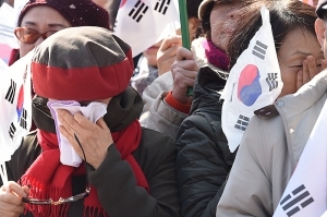  '눈물 흘리는 태극기 집회 참가자들'