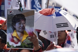  '탄기국 집회 등장한 박근혜 사진'