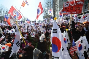  '힘차게 태극기 흔드는 탄기국'