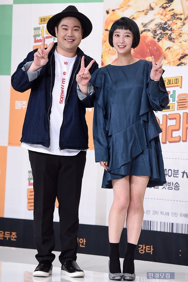 [HEI포토] 유재환-혜린, '같이 편의점 음식 즐겨요~'