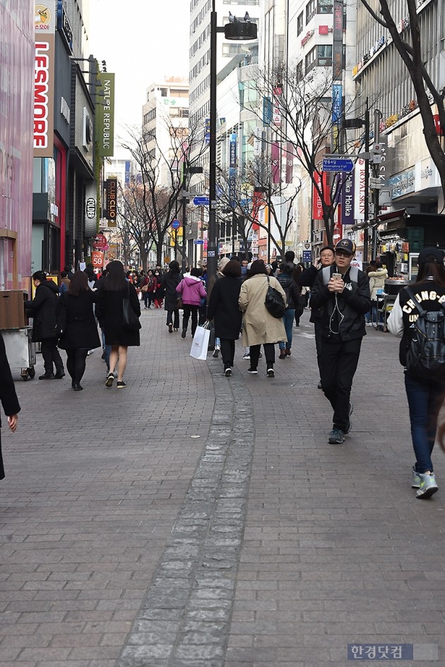 [포토] 사람 북적이던 명동이 변했다