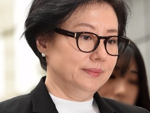 '신격호 회장 세번째 부인' 서미경 법원 출석 … 여전한 미모 눈길