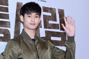  김수현, '女心 흔드는 멋진 손인사~'