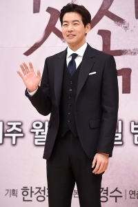  이상윤, '女心 흔드는 부드러운 손인사~'