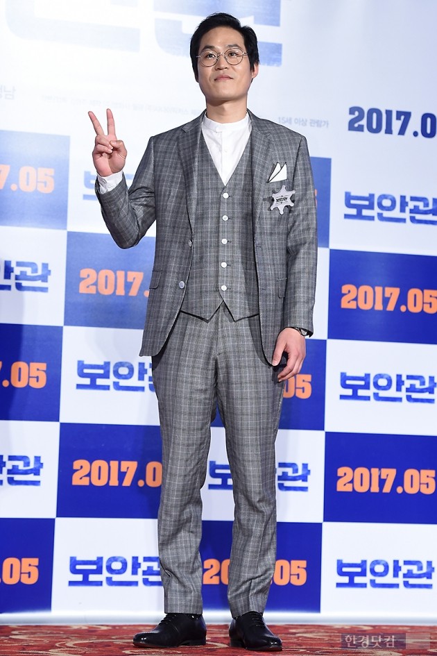 [HEI포토] 김성균, '멋지게 브이~'