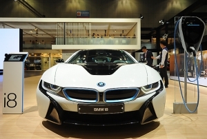  BMW, 묵직한 무게감 느껴지는 'i8' (2017 서울모터쇼)