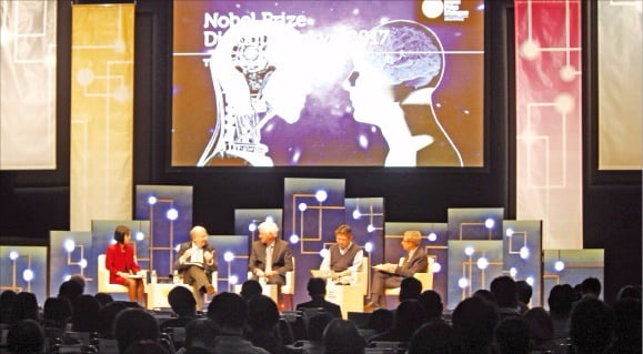 지난달 26일 도쿄 유라쿠조 도쿄국제포럼 컨벤션센터에서 열린 ‘노벨상 다이얼로그 도쿄 2017’에서  노벨상 수상자들과 석학들이 인공지능과 인간지능의 미래를 주제로 토론하고 있다. 박근태 기자