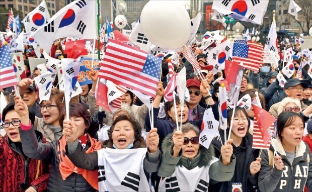 대통령 탄핵을 반대하는 시민들이 1일 서울 광화문광장 남측 세종대로에 모여 구호를 외치고 있다. 허문찬 기자 sweat@hankyung.com