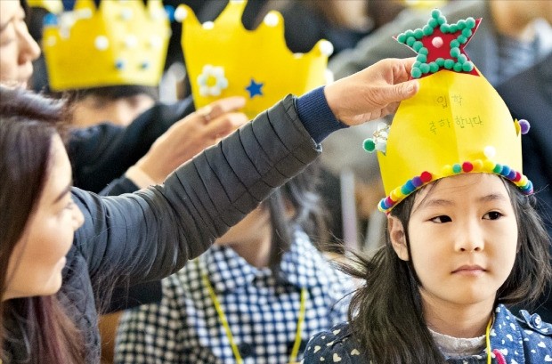 입학 축하 왕관 받는 초등생