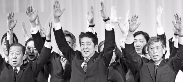 아베 신조(安倍晋三) 일본 총리(가운데)가 5일 도쿄 한 호텔에서 열린 집권 자민당 정기 전당대회를 마친 뒤 자민당 주요 의원들과 함께 만세를 부르고 있다. 이날 자민당은 당 총재 임기를 ‘3기 연속 9년’으로 연장해 아베 총리가 장기 집권할 수 있는 토대를 마련했다. 도쿄신화연합뉴스
