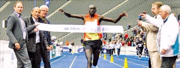 케냐 마라토너 데니스 키메토가 2014년 독일 베를린마라톤대회에서 2시간2분57초로 세계기록을 세우며 결승점에 들어오고 있다. 국제육상경기연맹 제공