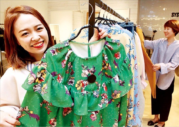 현대백화점 무역센터점을 찾은 방문객이 여성 의류 매장에서 봄옷을 살펴보고 있다. 현대백화점 제공
 