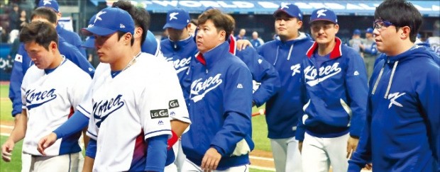 6일 서울 구로구 고척스카이돔에서 열린 2017 월드베이스볼클래식(WBC) 개막전 대한민국과 이스라엘과의 경기에서 연장전 접전 끝에 1-2로 패한 한국 선수들이 아쉬워하고 있다. 연합뉴스