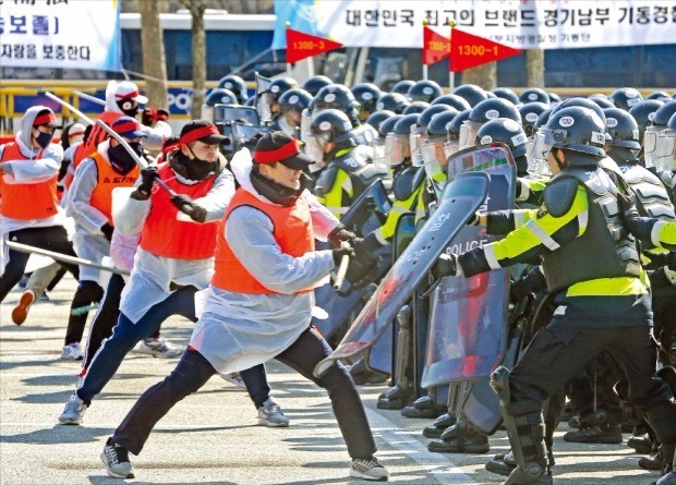 폭력시위 “꼼짝마라” 