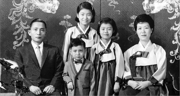 박근혜 전 대통령(가운데)이 어린시절 고 박정희 전 대통령(맨 왼쪽)과 고 육영수 여사(맨 오른쪽)와 함께 찍은 가족 사진. 왼쪽 두 번째는 동생인 지만, 네 번째는 근령씨. 연합뉴스