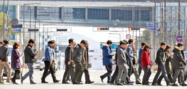 박근혜 대통령 탄핵 인용 결정이 나온 10일 정부세종청사 공무원들이 점심 식사 후 사무실로 들어가고 있다. 연합뉴스