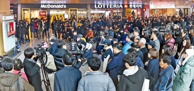 시민들이 10일 서울역에서 박근혜 대통령 탄핵심판 선고 생중계 방송을 보고 있다. 허문찬 기자 sweat@hankyung.com