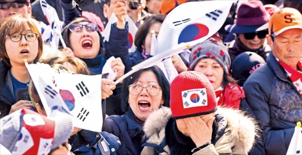 서울 재동 헌법재판소 인근에서 열린 ‘태극기 집회’ 참가 시민들이 10일 박근혜 대통령 파면이 결정되자 “말도 안 된다”며 울부짖고 있다. 신경훈 기자 khshin@hankyung.com