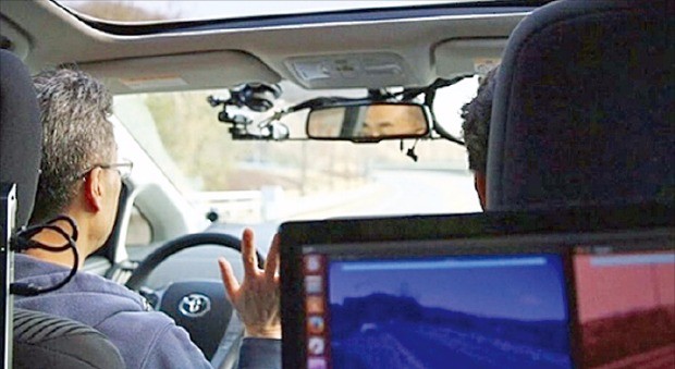 송창현 네이버 최고기술책임자(CTO) 겸 네이버랩스 대표가 지난 2일 자사가 개발한 자율주행차 운전석에 앉아 첫 도로 주행을 하고 있다.  네이버 제공 