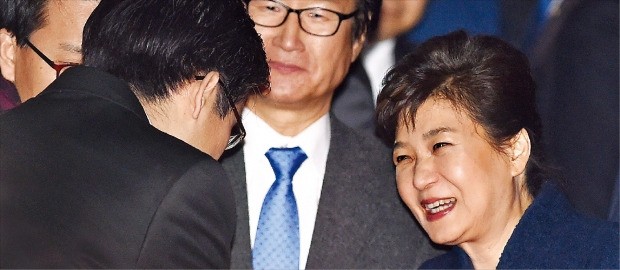 < 인사 나누며 눈물 ‘글썽’ > 박근혜 전 대통령이 12일 오후 서울 삼성동 사저로 복귀했다. 2013년 2월25일 대통령 취임 이후 1476일 만이다. 박 전 대통령이 이날 오후 7시37분 자택에 도착해 눈물을 글썽이며 지지자들과 인사를 나누고 있다. 박 전 대통령은 “모든 결과를 안고 갈 것”이라며 “진실은 반드시 밝혀질 것”이라고 말했다. 허문찬 기자 sweat@hankyung.com