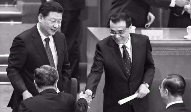 시진핑(習近平) 중국 국가주석(왼쪽)과 리커창(李克强) 총리가 13일 베이징 인민대회당에서 열린 전국인민정치협상회의(정협) 폐막식에서 정협 위원들과 악수하고 있다. 베이징EPA연합뉴스