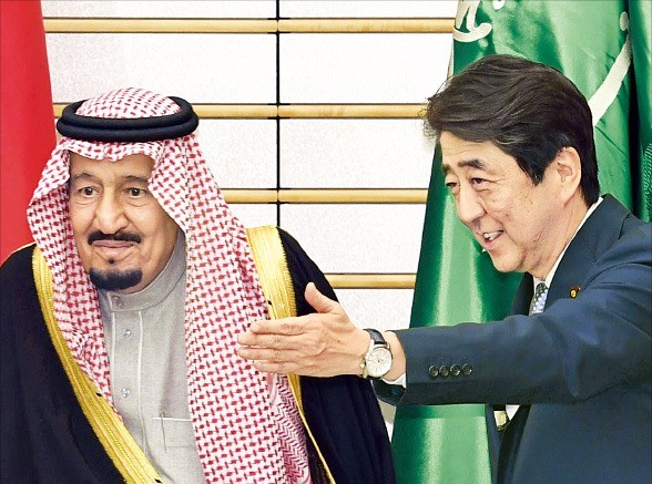 < 사우디 국왕 영접하는 아베 > 살만 빈 압둘아지즈 알사우드 사우디아라비아 국왕(왼쪽)이 13일 일본 도쿄에 있는 일본 총리 관저에서 아베 신조(安倍晋三) 총리의 영접을 받고 있다. 양국 정상은 이날 사우디에 일본 기업 경제특구를 조성한다는 내용 등을 담은 ‘일·사우디 비전 2030’에 합의했다. 도쿄AP연합뉴스