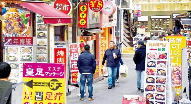 < 서울 명동…'유커 썰물' 한산한 거리 > 중국 정부가 사드(고고도 미사일방어체계) 배치에 대한 보복조치로 한국 단체관광을 금지한 15일 중국인 관광객으로 붐비던 서울 명동거리가 한산하다. 김영우 기자 youngwoo@hankyung.com