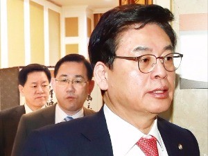 정우택 자유한국당 원내대표(오른쪽부터), 주호영 바른정당 원내대표, 주승용 국민의당 원내대표가 15일 국회 식당에서 개헌안 관련 논의를 마친 뒤 떠나고 있다. 연합뉴스