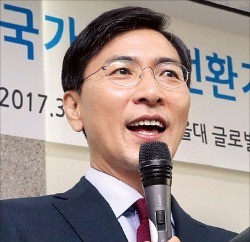 안희정 충남지사가 15일 서울대에서 학생들과 복지제도에 대해 이야기 하고 있다. 연합뉴스