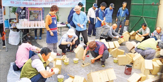 경북 영양군 종합자원봉사센터 자원봉사자들이 마을회관에서 우체통과 문패를 만들고 있다. 영양군 종합자원봉사센터 제공