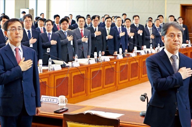 김수남 검찰총장(왼쪽)과 김주현 대검차장(오른쪽)이 17일 서울 서초동 대검찰청에서 열린 전국 공안부장검사회의에서 국기에 대한 경례를 하고 있다. 연합뉴스