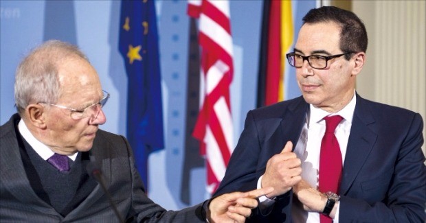 볼프강 쇼이블레 독일 재무장관(왼쪽)과 스티븐 므누신 미국 재무장관이 16일(현지시간) 독일 베를린에서 회담을 마친 뒤 공동 기자회견을 하고 있다. 베를린AP연합뉴스