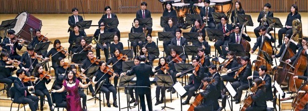 17일 서울 잠실 롯데콘서트홀에서 열린 ‘한경신춘음악회’에서 마에스트로 금난새 음악감독이 이끄는 한경필하모닉오케스트라의 연주에 맞춰 소프라노 서활란이 아리아 ‘그리운 이름이여’를 부르고 있다. 신경훈 기자 khshin@hankyung.com