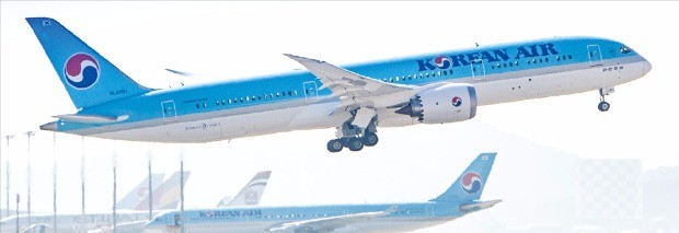 대한항공이 도입한 차세대 항공기 보잉 787-9 1호기가 지난 12일 첫 운항을 하고 있다. 